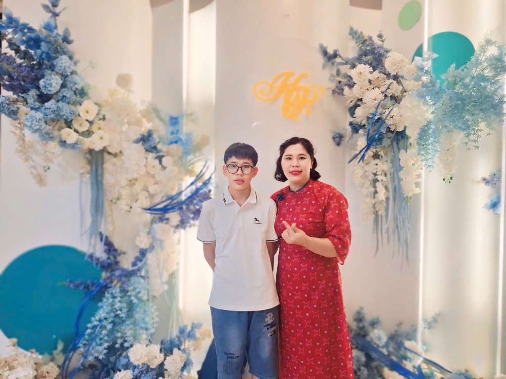 Mẹ Loan Duyên Dáng Áo Dài Đỏ 🌺