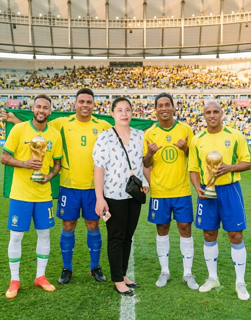 Mẹ Loan và 4 cầu thủ Brazil